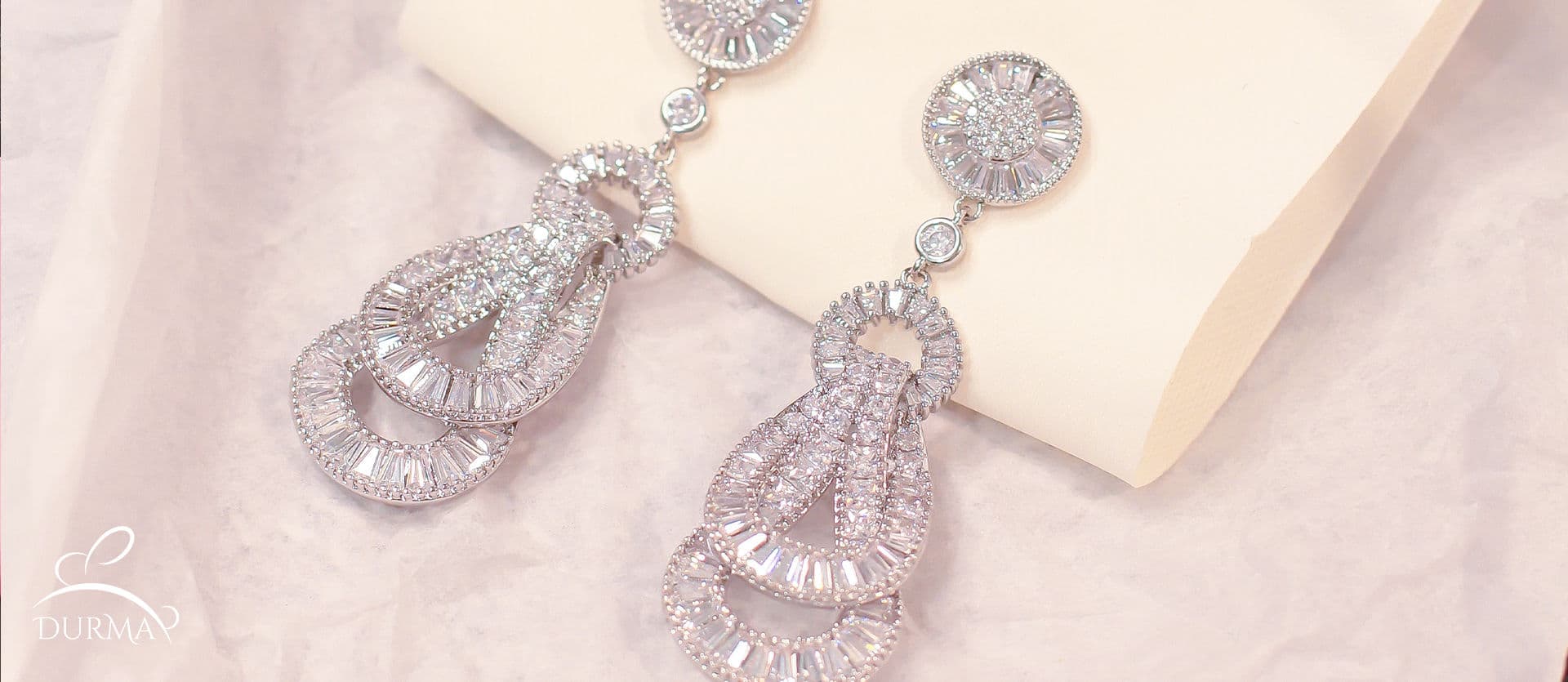 أقراط اللمعان الفضي