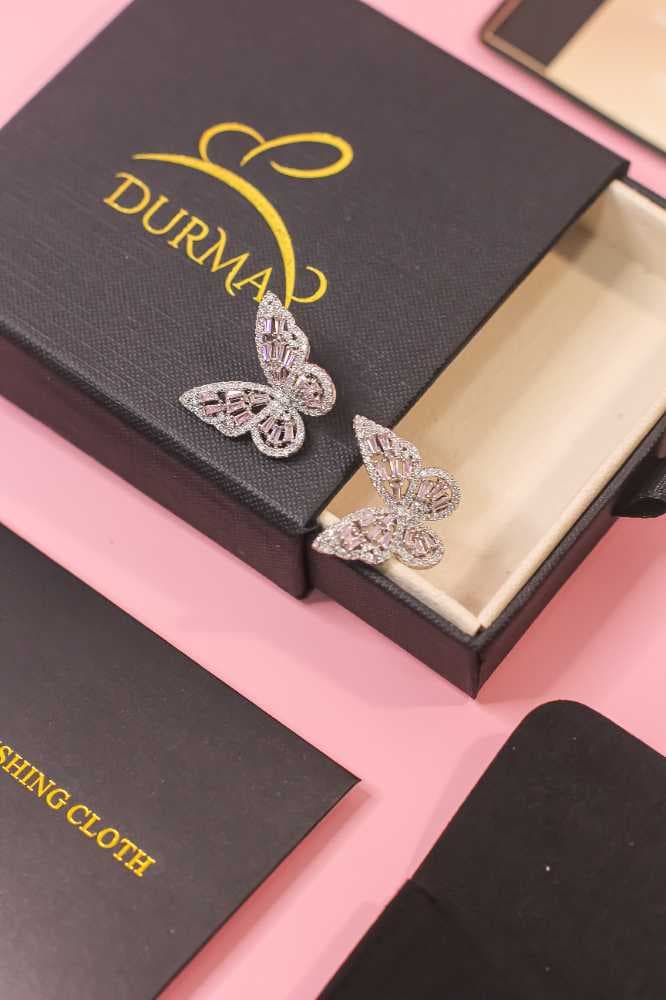 أقراط أجنحة الفراشة