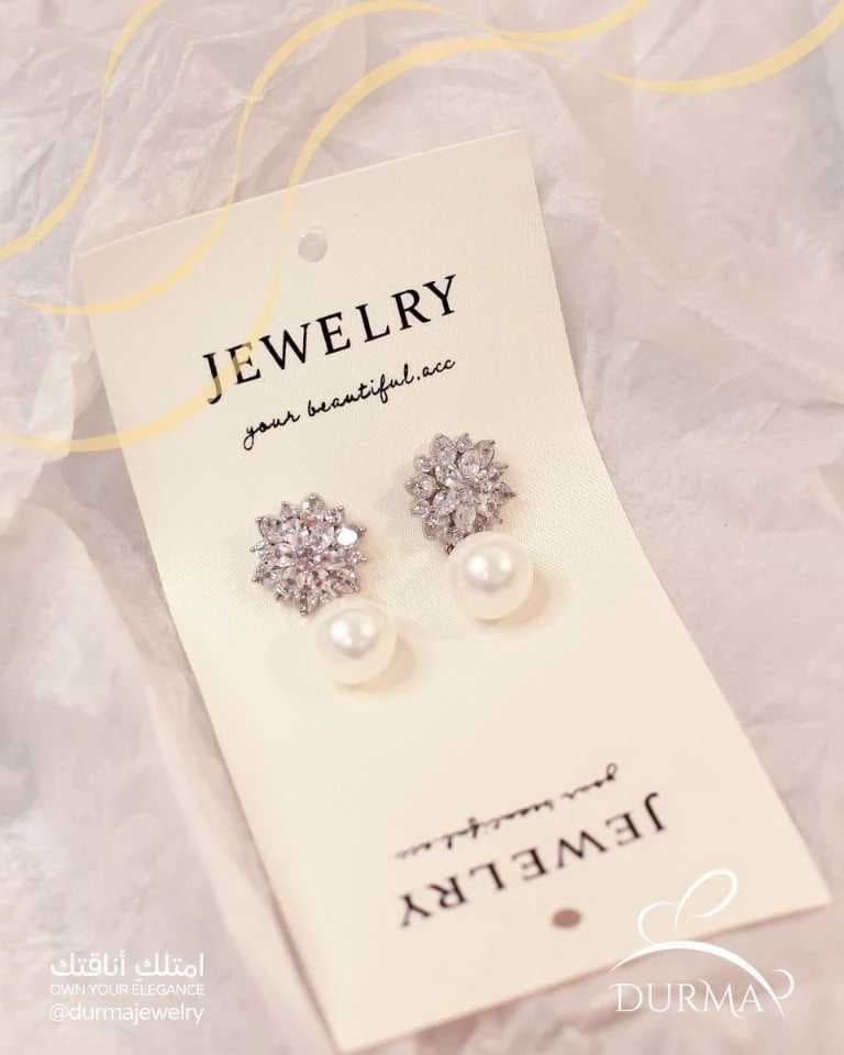 أقراط اللؤلؤ الأبيض