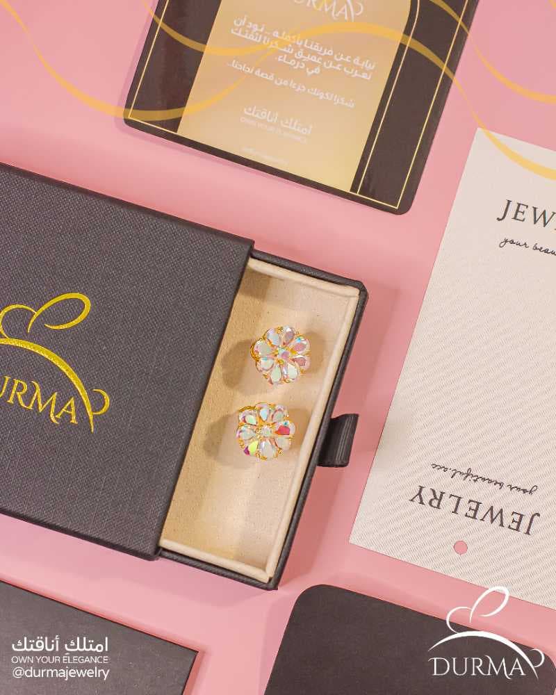 أقراط ملونة وعاكسة