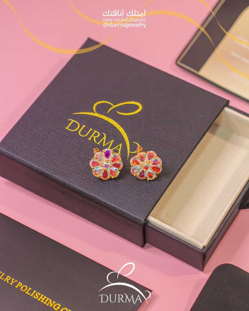 أقراط ملونة وعاكسة