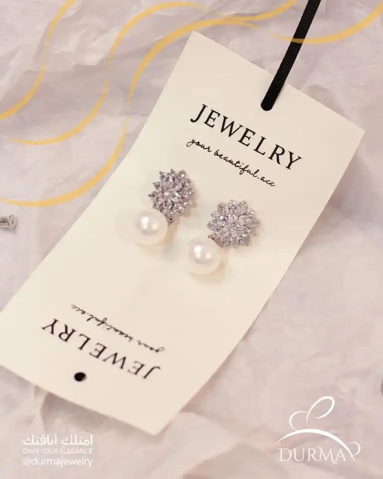 أقراط اللؤلؤ الأبيض