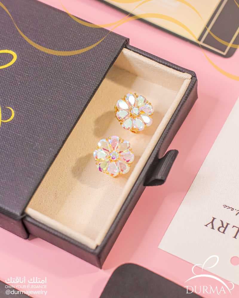 أقراط ملونة وعاكسة